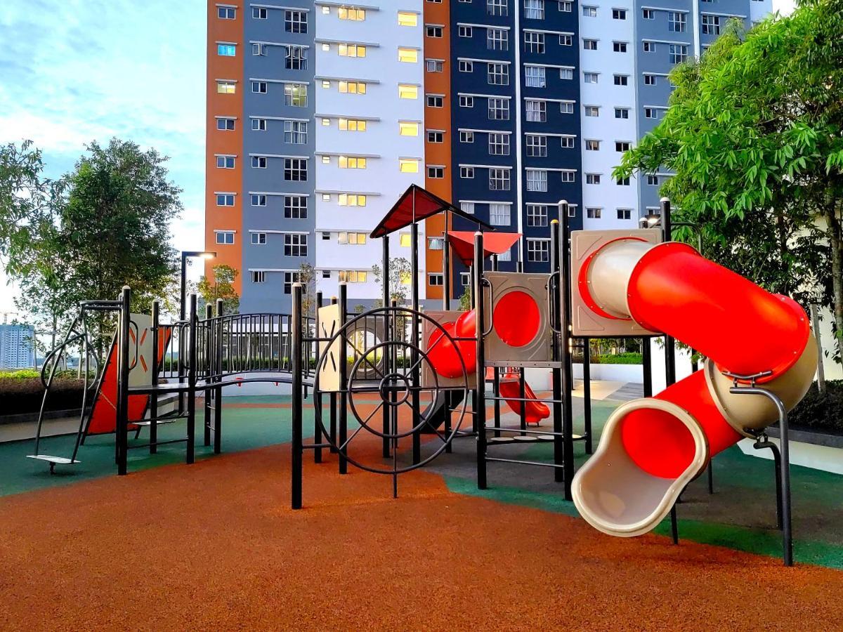 Alanis Residence 7 Pax @ Sepang Klia Kota Warisan Exterior photo