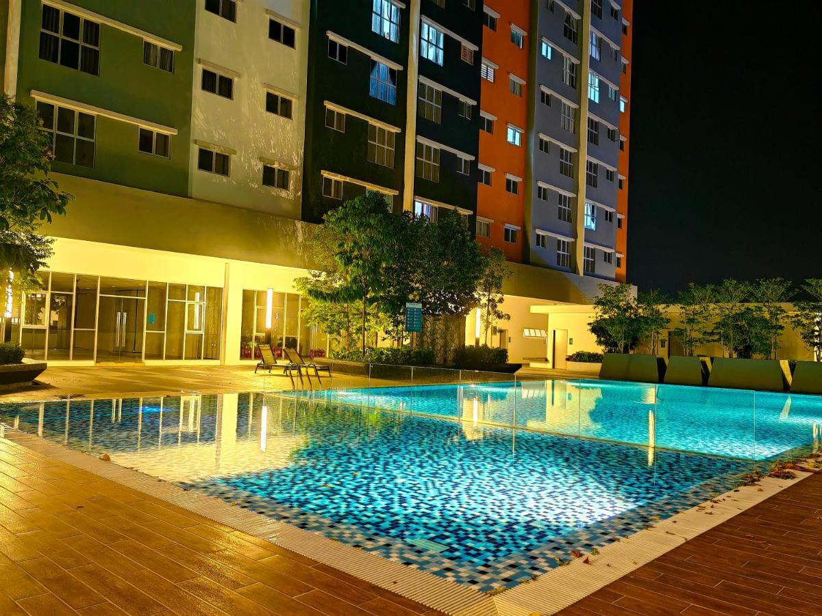 Alanis Residence 7 Pax @ Sepang Klia Kota Warisan Exterior photo