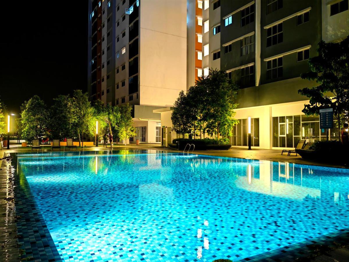 Alanis Residence 7 Pax @ Sepang Klia Kota Warisan Exterior photo