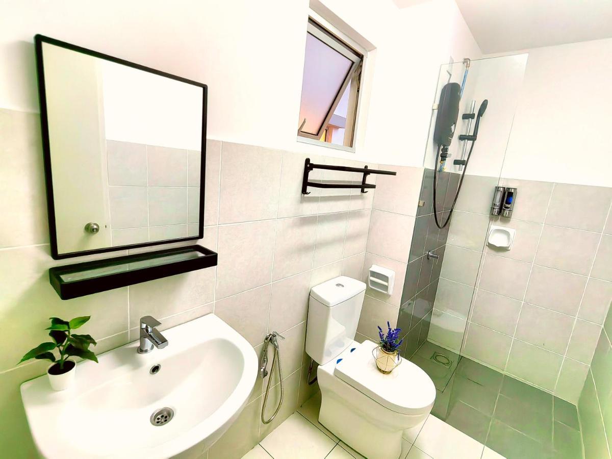 Alanis Residence 7 Pax @ Sepang Klia Kota Warisan Exterior photo