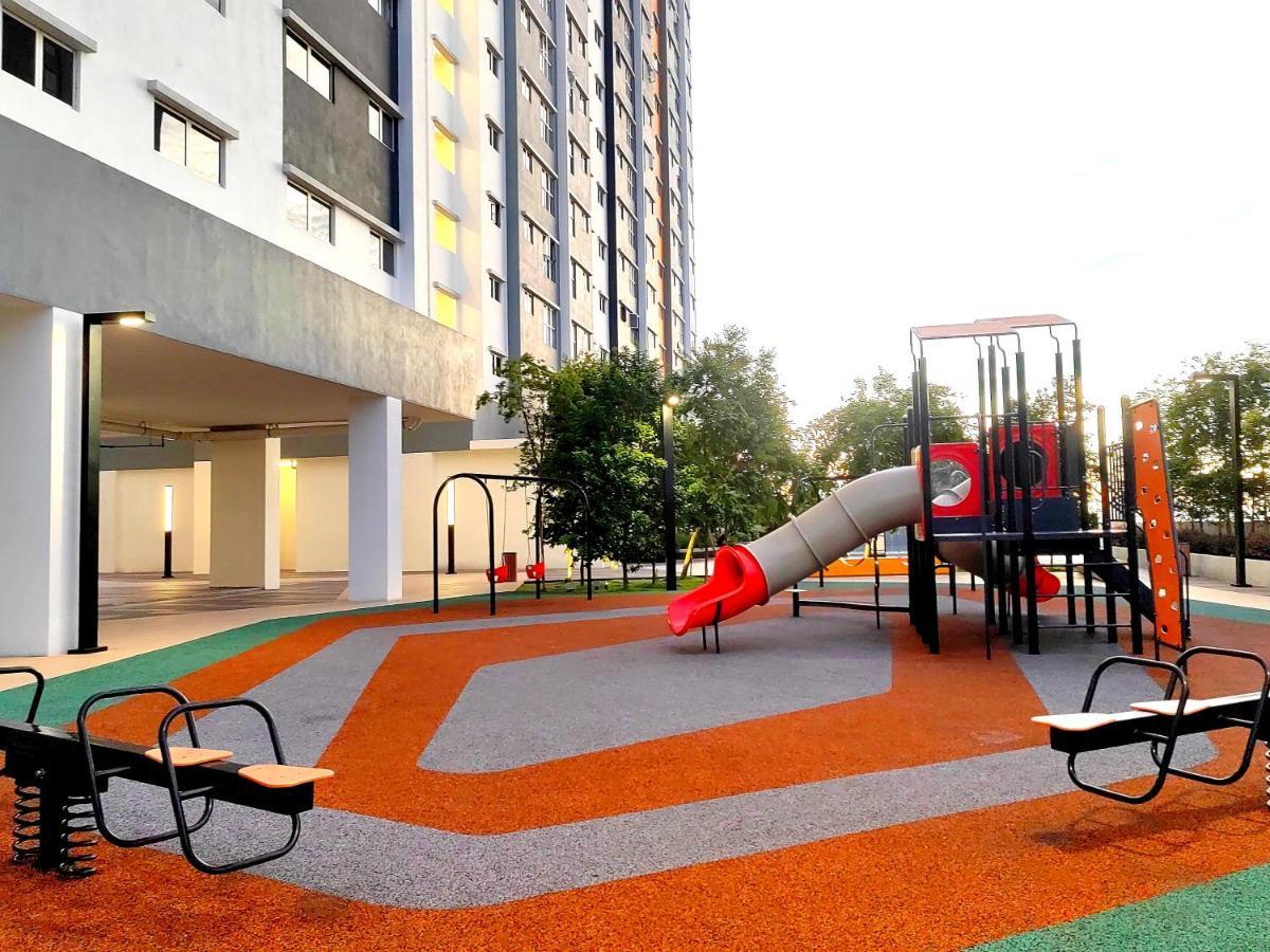 Alanis Residence 7 Pax @ Sepang Klia Kota Warisan Exterior photo
