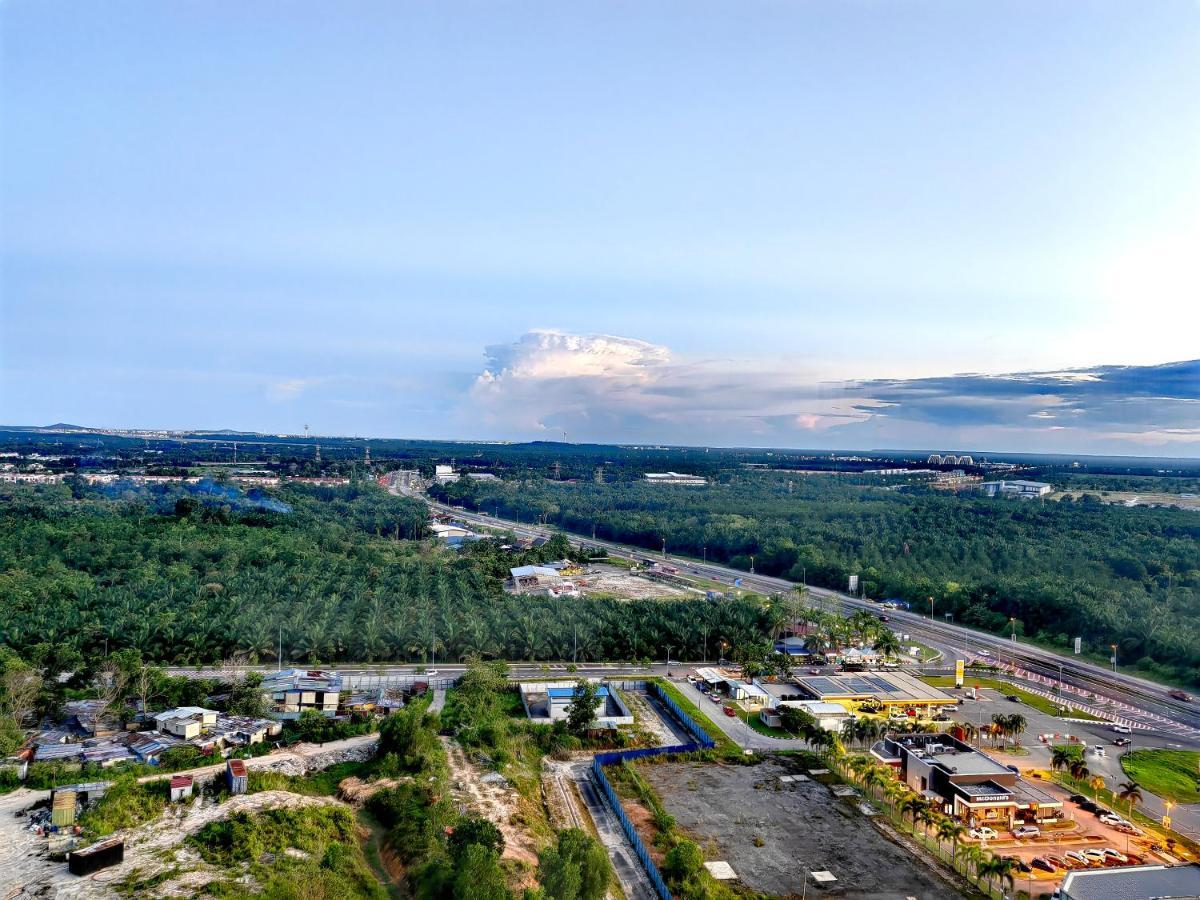Alanis Residence 7 Pax @ Sepang Klia Kota Warisan Exterior photo