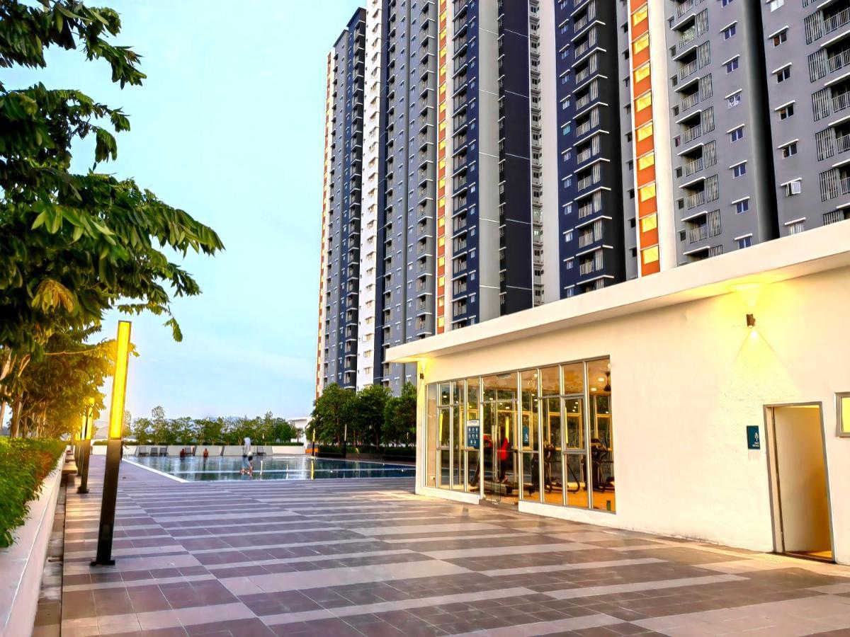Alanis Residence 7 Pax @ Sepang Klia Kota Warisan Exterior photo
